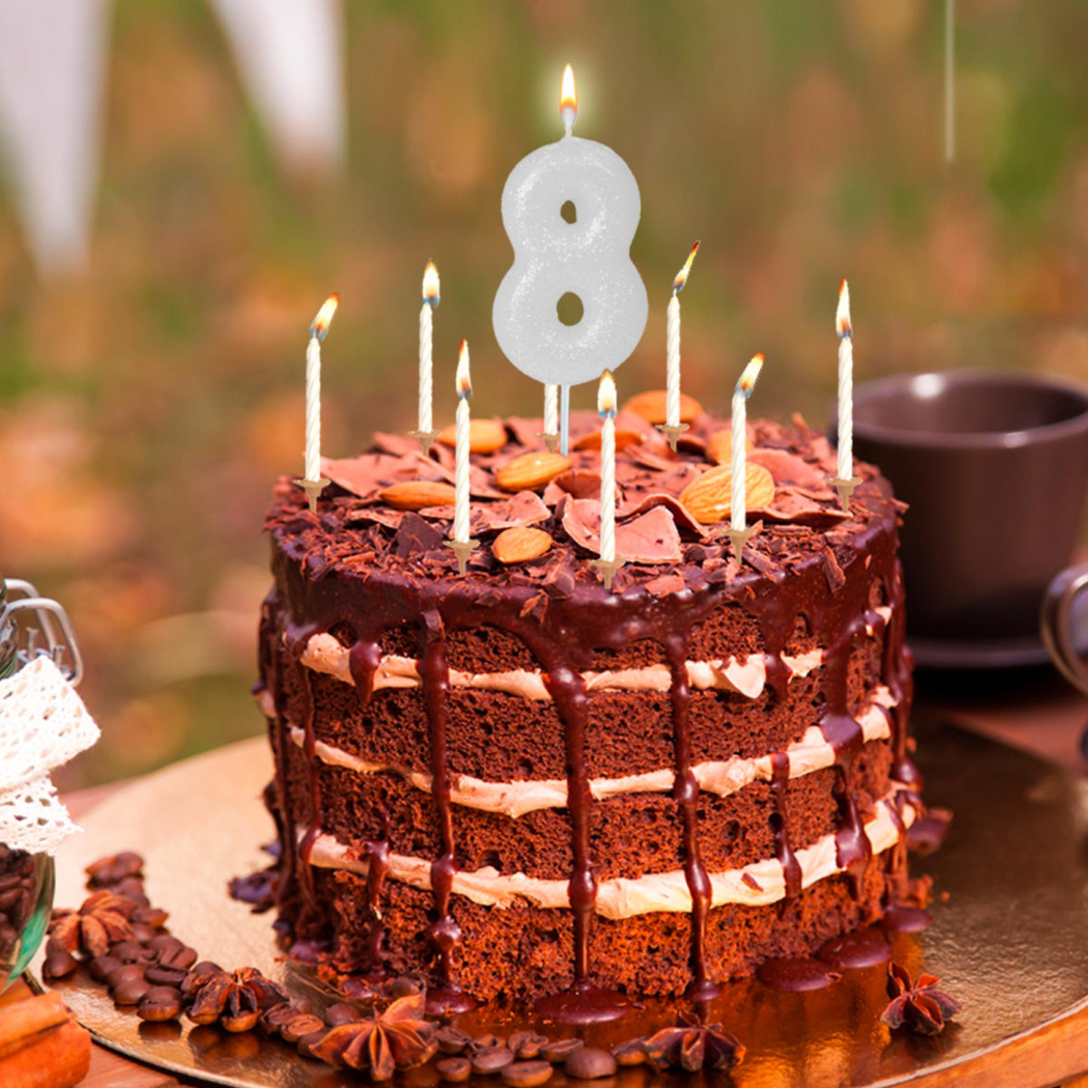 Gâteau D'anniversaire De 8 Ans Avec Bougies Allumées Et Bannière D