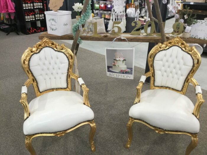 Location fauteuil baroque blanc et or