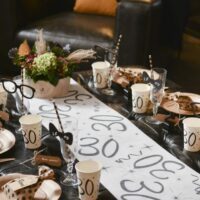 ROULEAU DE CHEMIN DE TABLE 80 ANS BLANC 5M – Image 2